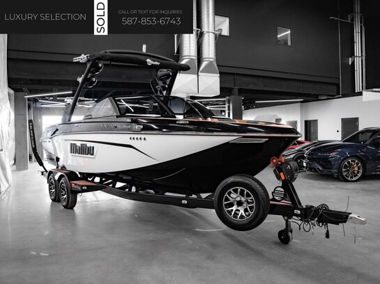 2022 Malibu Wakesetter 2022 White